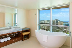 ワイキキのホテルはシャワーのみが多いが、バスタブもついている。ワイキキを眺めながら至福のバスタイムを。(部屋のタイプにより異なります)