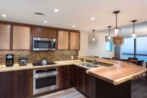 オーブンレンジや電子レンジも備え付けられたフルキッチン。炊飯器まであるのが嬉しい。調理器具や食器類も完備。