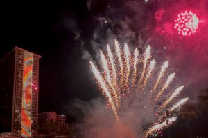毎週金曜のヒルトンの花火。間近で鑑賞したい。