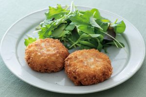 豆腐とひき肉のコロッケ：ヘルシーでボリュームたっぷりの一品。