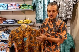 アロハシャツビジネス界ではレジェンド的存在のオーナー、カーク・ハバード氏。他では見られないユニークな色使いも特長。