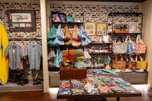 バッグやポーチ、マスクなど、帰国してからもアロハな気分に浸れるグッズが満載。