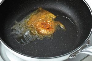 カレー粉を油と合わせ、じわじわと熱すると香ばしさとコクが増す。