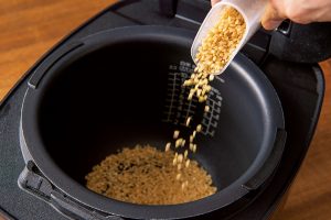 1.炊飯器に発芽玄米、オリーブオイル、塩を入れて全体をよく混ぜる。「発芽玄米は洗わずにそのまま炊けるから、ラクです。オリーブオイルと塩を足すことで、ツヤと旨みがより引き出されます」