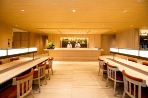 職人が握ってくれる『鮨 鶴亭』。シーズンに合わせて3ネタを週替わりで提供。何度でもおかわり可能。