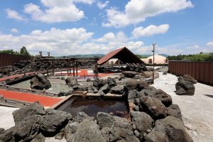 日本最大級の規模を誇る露天風呂『阿蘇健康火山温泉』。山の澄んだ空気が肌に心地よい、開放感抜群のロケーション。