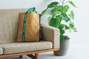 （写真右）観葉植物 フィカス・ウンベラータ（ソファの上）紀ノ国屋 7ways bag（写真下）KAMOLEG