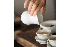 お茶会が楽しめる茶房は、ホームページから予約を。茶葉によって価格が異なり、6,600円〜。