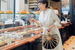 お菓子研究家・福田里香さん。メレンゲ菓子店『オー・メルベイユ・ドゥ・フレッド』にて