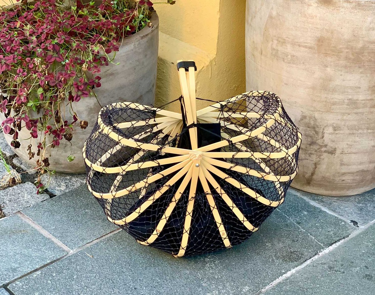 【買ってよかったもの】思わず目を引く美しいデザイン！ 折りたたみも可能な竹のかごバッグ。