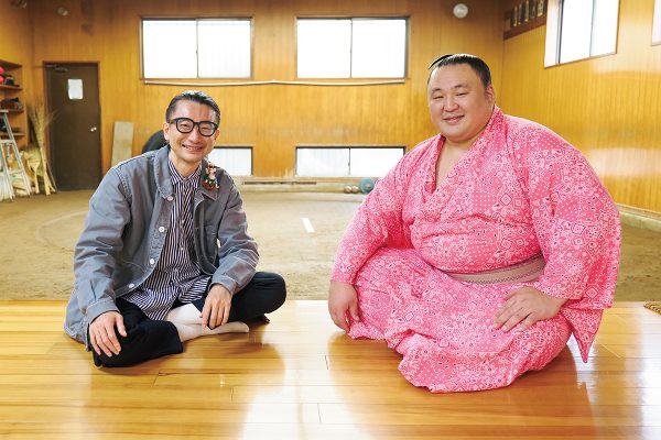 手芸好きの玉鷲一朗関と人気編み物作家の横山起也さんが語り合う「手芸の力」。