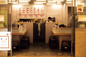 寿司にカレー、そば…隠れた名店が目白押し。イートインで楽しむ、JR東京駅の駅ナカグルメ。