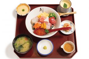 【魚忠丼　3,980円】カンパチや鯛、ウニなど海鮮は8種類。茶碗蒸しはうずらの卵入り。