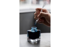 土屋鞄が手掛ける、ガラス器の専門店「TSUCHI-YA」職人技が光る「切子のガラスペン」が新発売。