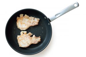 2.フライパンに豚肉を入れ（盛り付けたとき上になる面を下にして入れる）、中火で2〜3分色よく焼き、返して同じように2分ほど焼く。