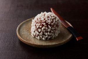 「とらや」カラメル求肥と紅茶餡の生菓子（540円／個）[販売予定数250] ※各日11時30分より販売