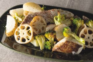 野菜と魚のオーブン焼きで冷蔵庫の野菜を一掃！ 上田淳子さんのお助け野菜レシピ。