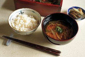 味噌汁の具は、玉ねぎ、切り干し大根、冬瓜。常備菜セットにみょうがとナスのぬか漬けも加えた朝。