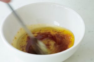 オリーブオイル、米酢、しょうゆはスプーンでざっくり混ぜる。完全に乳化させない分離型ソースのほうが、しょうゆの旨みが際立つ。