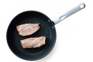 1.フライパンに油を入れて弱火で熱する。豚肉は縦半分に切る。にんにくは縦半分に切り、包丁の腹でつぶす。フライパンを強火にして豚肉を入れ、両面に焼き目をつける。