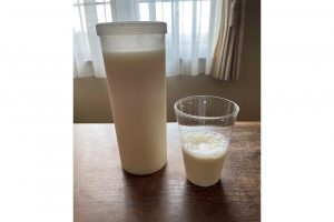 ヨーグルトメーカーを使い、生米麹と水で作る自家製甘酒。豆乳で割り、毎朝飲んでいる。朝食代わりにも。