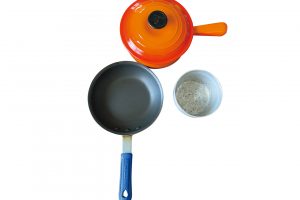 【便利なのは さい道具】お弁当や朝ごはん作りには小さい道具が便利。18cmのフライパンとホーロー鍋、12cmのやっとこ鍋。