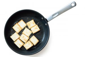 2. フライパンに豆腐を入れ、強火で両面に焼き目をつける。