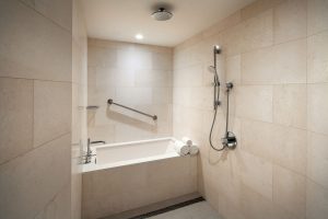 バスルーム。バスタブはアメリカでは珍しい深いタイプでゆっくりとお風呂時間を楽しめます。シャワーもアメリカでは珍しいハンドルタイプで使い勝手抜群。