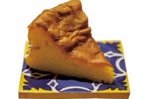 デザートはカステラの原型といわれるパオンデロー。ポルトガルのタイルの上に。