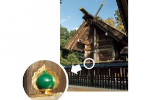 高欄上にある五色の座玉（すえだま）は、伊勢神宮と籠神社でしか見られない貴重なもの。
