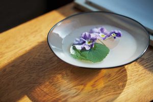 「平たい皿に花を浮かべるのもいいですね」