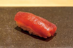 きめの細かい伊根のマグロは醤油をひと塗り。