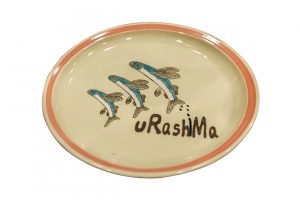 作家・DAISAKによるデザインが秀逸のオリジナルの皿。色使いもかわいい。