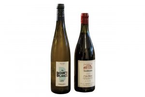 ナチュラルワインは峰山のワインショップ『YOiNE』より。トレッビオロ・ロッソ2020 6,600円（右）、ミュスカデ・レ・ボネ・ブラン 4,500円（左）。