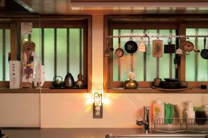 窓際には好きなアーティストの作品が並びギャラリーのよう。