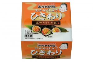 おかめ仕立てひきわりミニ3（九州・沖縄限定）。九州地方の嗜好に合わせた、甘めでうまみ溢れる「九州うまかたれ」を添付。45g×3