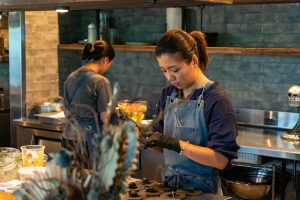 小川 苗シェフ。NY、パリ、東京の名店で経験を積み『ナチュール・ワイキキ』の前身レストランではスーシェフを務めました。女性シェフならではの繊細で優しい料理が評判に。