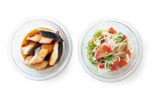 3. ボウルにAを合わせて混ぜ、半量を別のボウルに移し、鮭と野菜を別々に漬け込む。