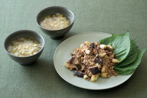 （右）干し椎茸とひき肉の豆板醤炒め（左）戻し汁とねぎの卵スープ