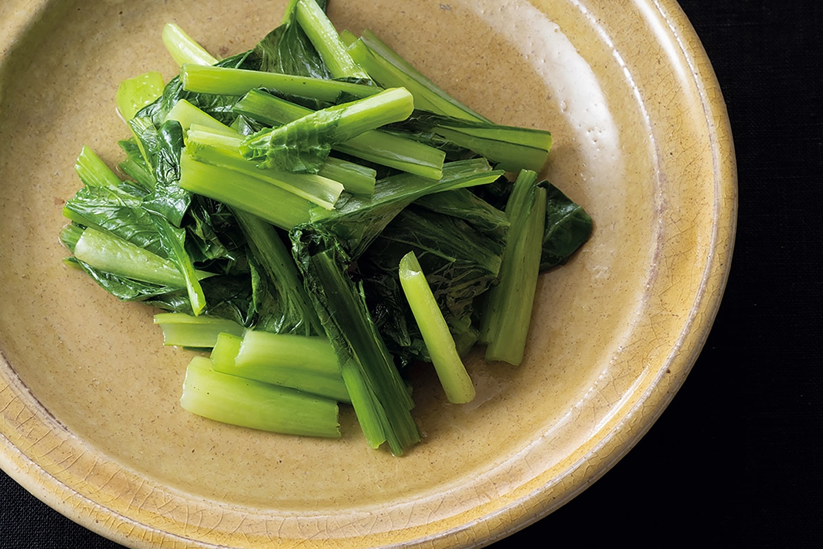食物繊維とミネラルが豊富な小松菜のオイル蒸し【野口真紀さんの腸活レシピ】