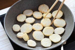 （2）フライパンにオイルをひいて弱火で熱し、（1）の里芋を焼く。