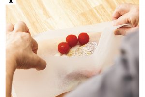 1.クッキングシートに好みの野菜を並べる。その上に塩を振って水気を拭いた切り身1枚をのせ、オリーブ油大さじ1/2、こしょう少々、好みで白ワイン少々をかける。シートの両端をつまんで持ち上げ、上辺を揃える。