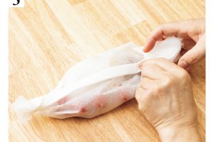 3.両端をキャンディ包みにしたら完成。1個につき電子レンジ（600W）で約3分。