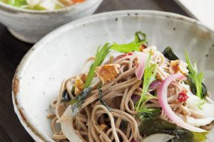 新玉ねぎとわかめの梅蕎麦サラダ