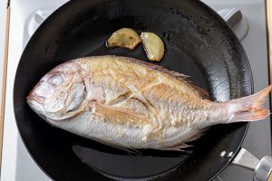 あらかじめ魚の両面に焼き色をつけておくと、うまみが逃げない。