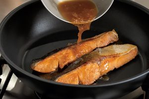 【POINT】漬け汁は最後に。鮭は、皮の部分もこんがりと焼いてから仕上げると食感が良い。