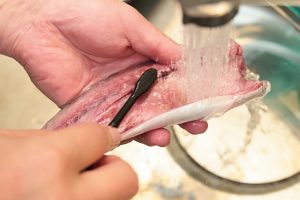 1.【表面を流水で3秒洗う。】表面のぬめりや血を取りながら3秒洗う。骨つきの魚は歯ブラシを使う。
