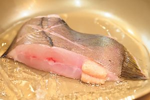 1.フライパンにカレイを置き、3分の1が浸るくらいまで酒を注ぐ。