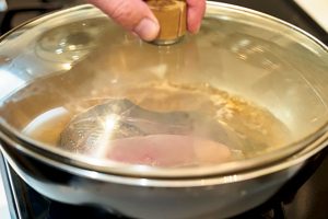 2.ふたをすると短時間で火が入る。ない場合はアルミホイルで覆う。