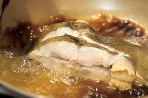 3.身が締まる成分のしょうゆは、カレイに火が通ってから加える。